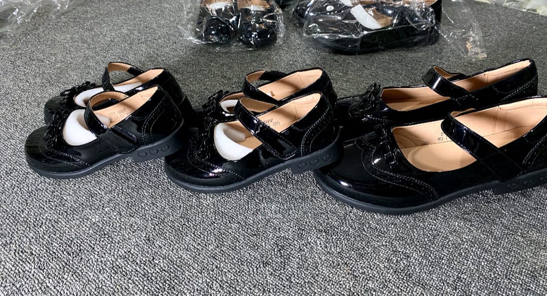 Glossy Design British Girls School Shoe (Small Bow)