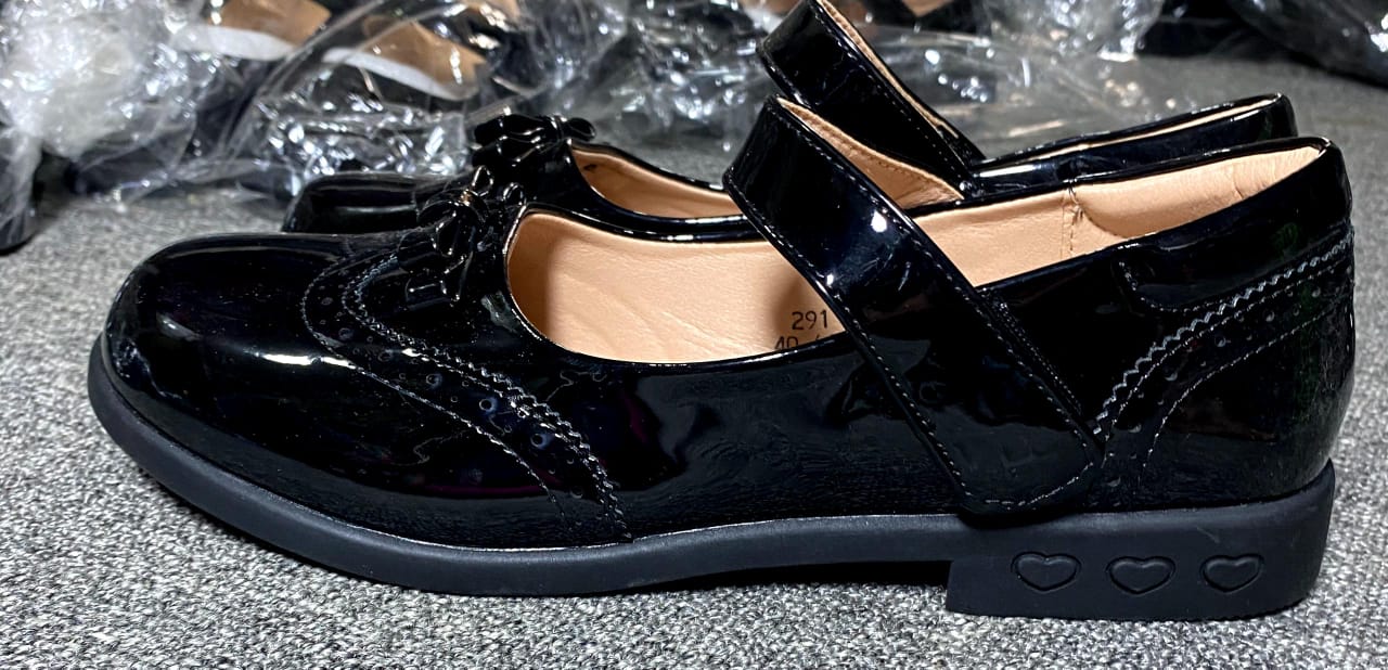 Glossy Design British Girls School Shoe (Small Bow)